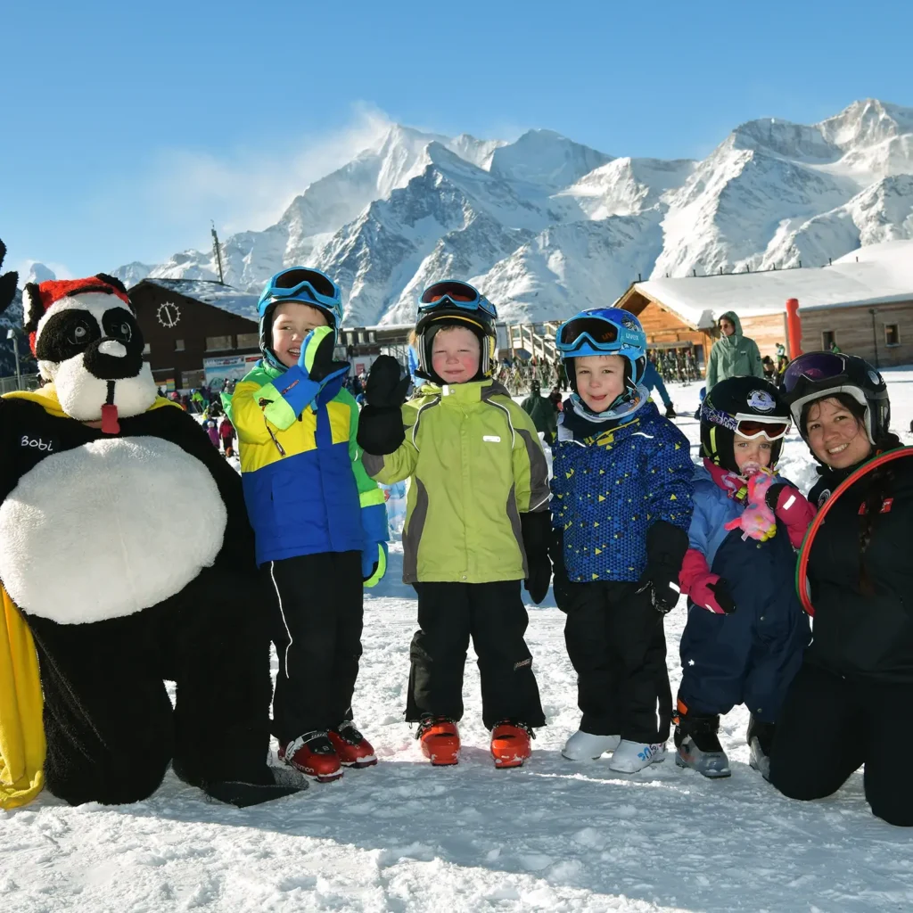 École de ski pour les petits enfants chez Bobi's Schneekindergarten